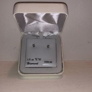 Diamon studs 1/5 carat